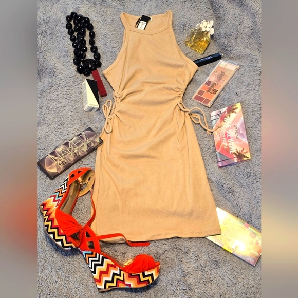 Beautiful dress open aside waist and ribs 🫠 beige color NWT size Medium - Picture 3 of 4